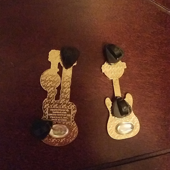 Hard Rock Cafe - Collectors Badges (JUST LISTED) - Picture 2 of 4